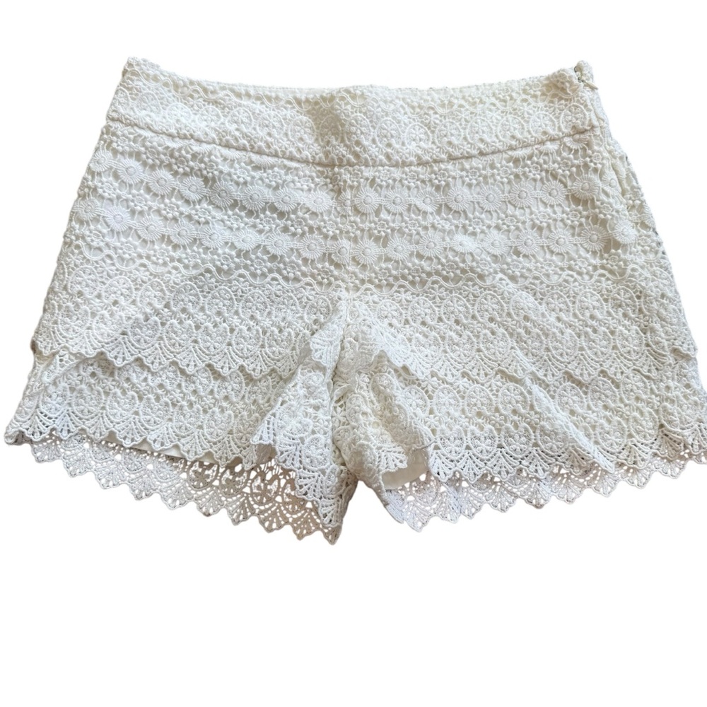 LOFT Women's Size 6 White  Lace Tiered Scalloped Riviera Shorts Beach Summer